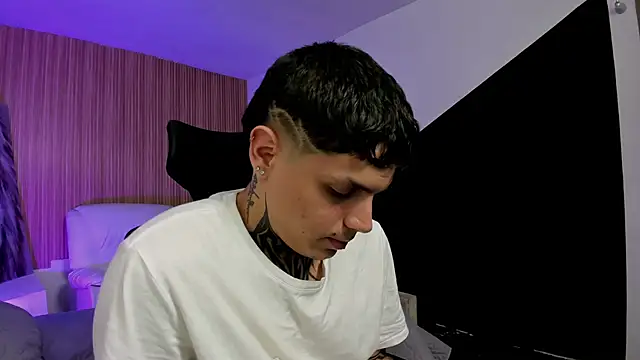 Snapshot of Declan-Fox chatting on 09.25.25 Declan-Fox online show from 09.25.25