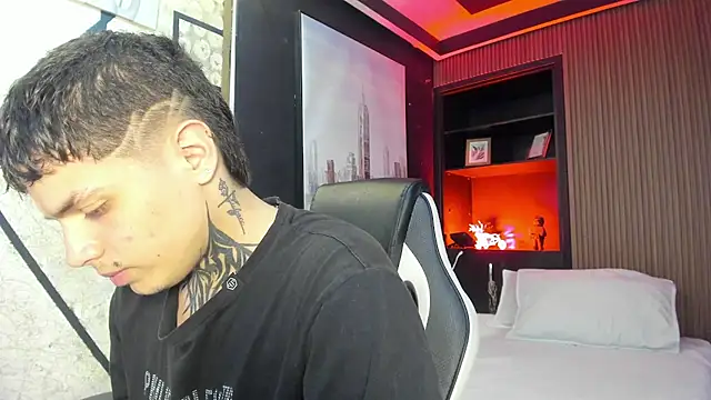 Snapshot of Declan-Fox chatting on 09.28.25 Declan-Fox online show from 09.28.25