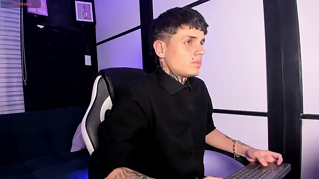 Snapshot of Declan-Fox chatting on 10.03.25 Declan-Fox online show from 10.03.25