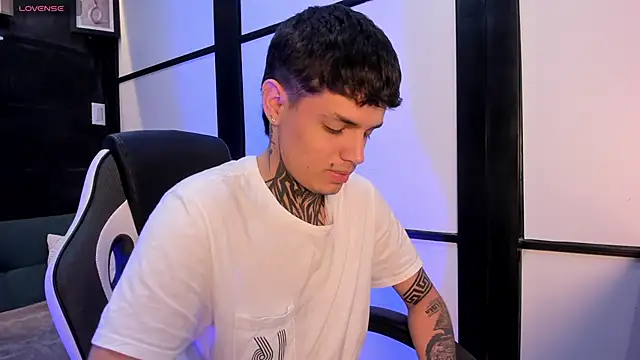 Snapshot of Declan-Fox chatting on 10.04.25 Declan-Fox online show from 10.04.25