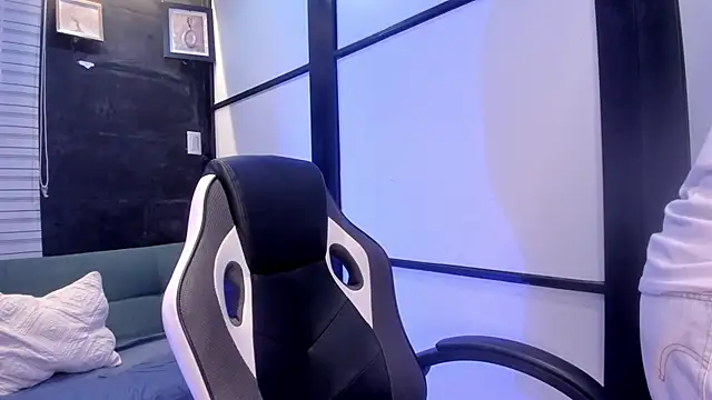 Snapshot of Declan-Fox chatting on 10.06.25 Declan-Fox online show from 10.06.25