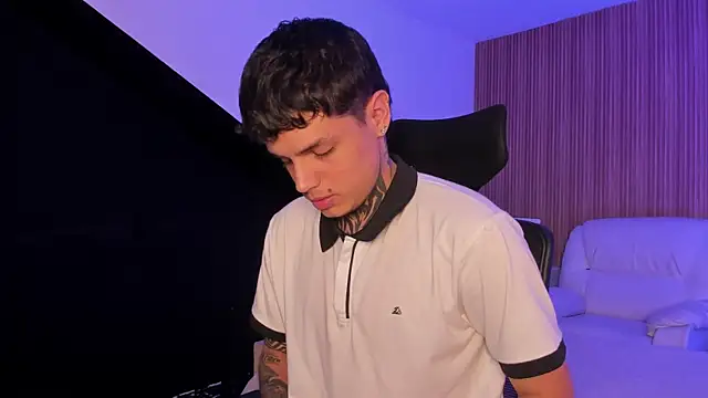 Snapshot of Declan-Fox chatting on 10.11.25 Declan-Fox online show from 10.11.25