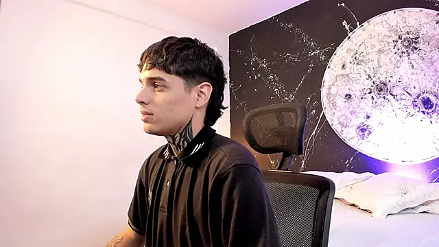 Snapshot of Declan-Fox chatting on 10.12.25 Declan-Fox online show from 10.12.25