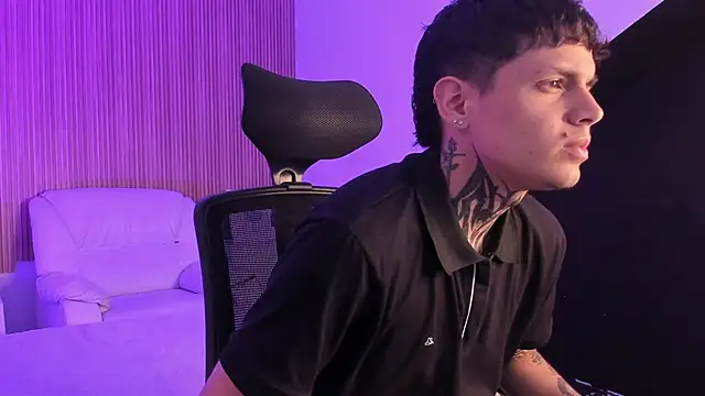 Snapshot of Declan-Fox chatting on 10.13.25 Declan-Fox online show from 10.13.25