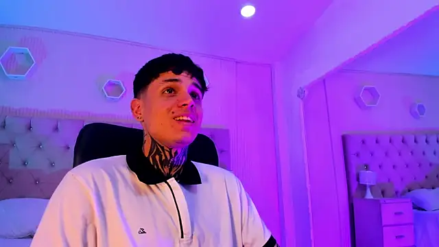 Snapshot of Declan-Fox chatting on 10.18.25 Declan-Fox online show from 10.18.25