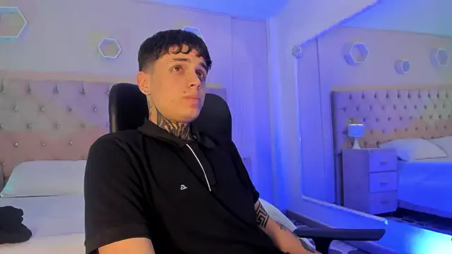 Snapshot of Declan-Fox chatting on 10.19.25 Declan-Fox online show from 10.19.25