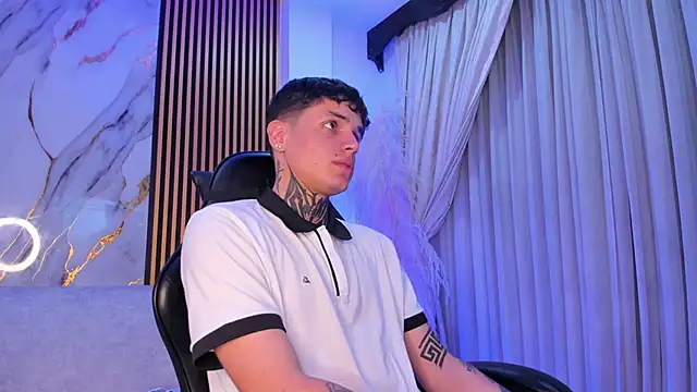 Snapshot of Declan-Fox chatting on 10.23.25 Declan-Fox online show from 10.23.25