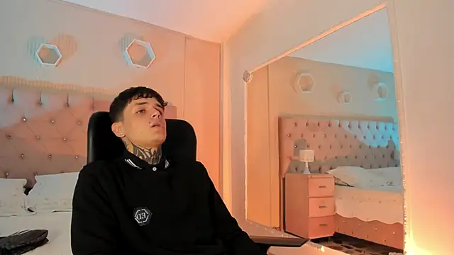 Snapshot of Declan-Fox chatting on 10.27.25 Declan-Fox online show from 10.27.25