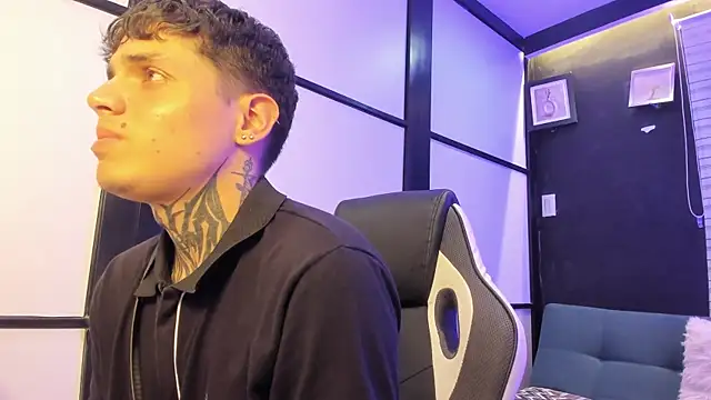 Snapshot of Declan-Fox chatting on 10.31.25 Declan-Fox online show from 10.31.25