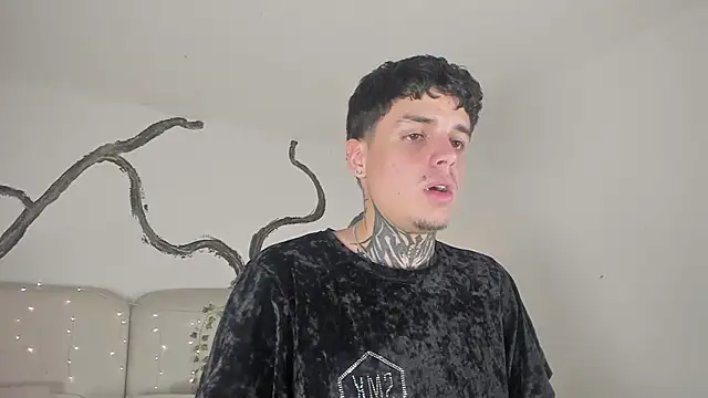 Snapshot of Declan-Fox chatting on 11.23.25 Declan-Fox online show from 11.23.25