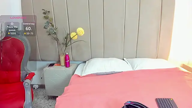 Snapshot of paultte chatting on 12.16.25 paultte online show from 12.16.25