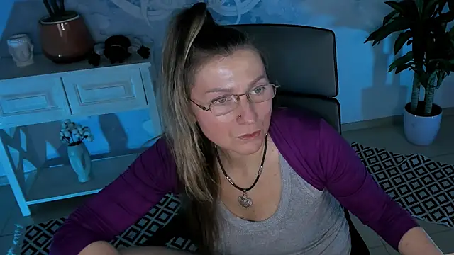 Snapshot of UmaSpace chatting on 11.27.25 UmaSpace online show from 11.27.25