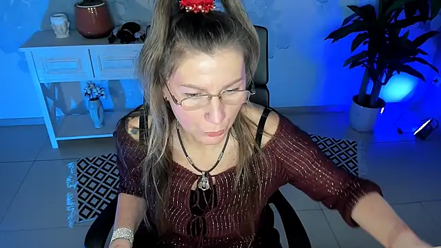 Snapshot of UmaSpace chatting on 11.30.25 UmaSpace online show from 11.30.25