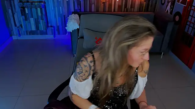 Snapshot of UmaSpace chatting on 12.01.25 UmaSpace online show from 12.01.25