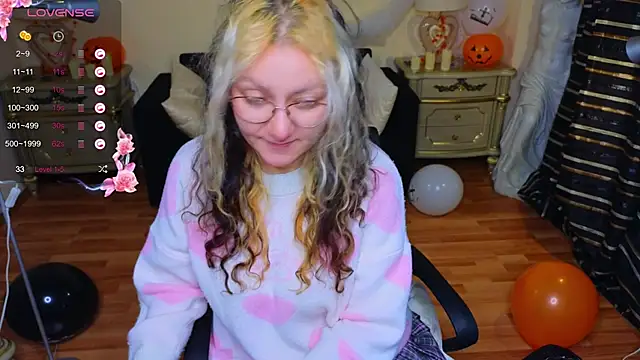 JuicyLullu online show from 10.20.25