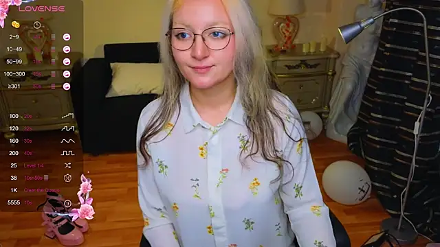 JuicyLullu online show from 11.09.25