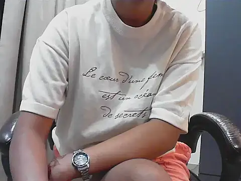 Snapshot of short_girl_ chatting on 09.28.25 short girl  online show from 09.28.25