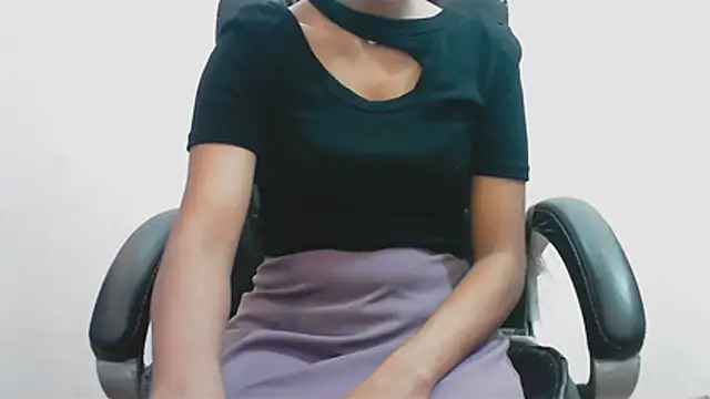 Snapshot of short_girl_ chatting on 05.19.26 short girl online show from 05.19.26