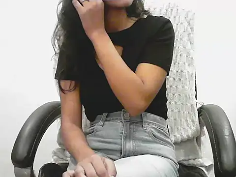 Snapshot of short_girl_ chatting on 05.29.26 short girl online show from 05.29.26