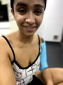 Snapshot of Isabella-Teen chatting on 10.27.25 Isabella-Teen online show from 10.27.25