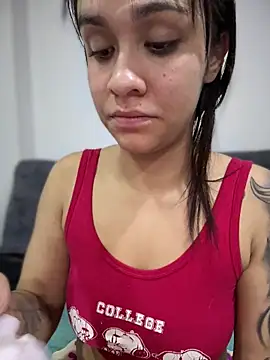 Snapshot of Isabella-Teen chatting on 12.01.25 Isabella-Teen online show from 12.01.25