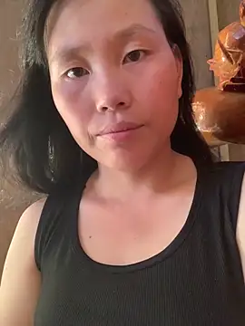 Snapshot of huong-18 chatting on 10.17.25 huong-18 online show from 10.17.25