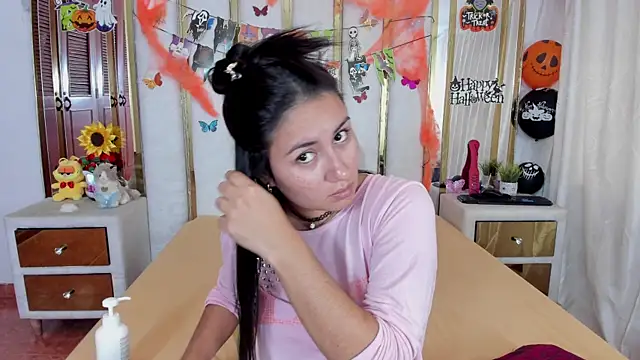 Snapshot of Luna021_1 chatting on 10.25.25 Luna021 1 online show from 10.25.25