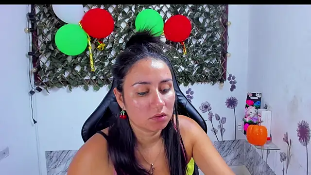 Snapshot of Luna021_1 chatting on 11.01.25 Luna021 1 online show from 11.01.25