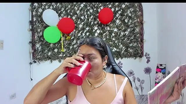 Snapshot of Luna021_1 chatting on 11.04.25 Luna021 1 online show from 11.04.25