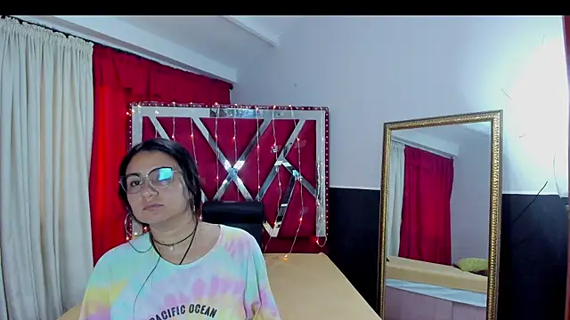 Snapshot of Luna021_1 chatting on 11.20.25 Luna021 1 online show from 11.20.25