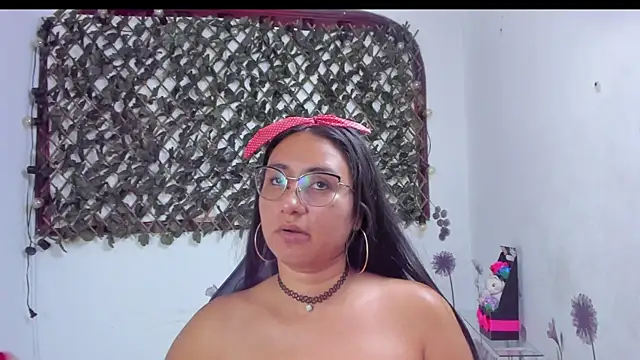 Snapshot of Luna021_1 chatting on 11.29.25 Luna021 1 online show from 11.29.25