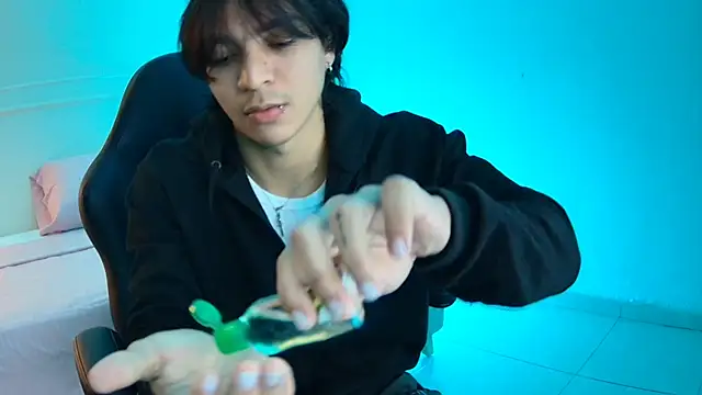 Snapshot of toji_luxxer chatting on 09.17.25 toji luxxer online show from 09.17.25