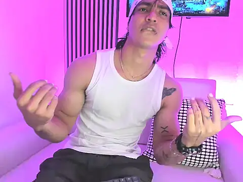 Snapshot of toji_luxxer chatting on 09.21.25 toji luxxer online show from 09.21.25