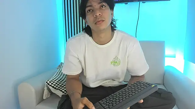 Snapshot of toji_luxxer chatting on 09.26.25 toji luxxer online show from 09.26.25