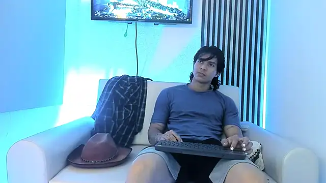 Snapshot of toji_luxxer chatting on 10.11.25 toji luxxer online show from 10.11.25