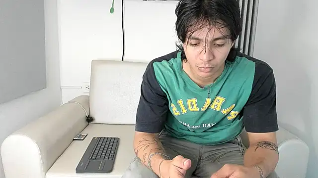 Snapshot of toji_luxxer chatting on 10.21.25 toji luxxer online show from 10.21.25