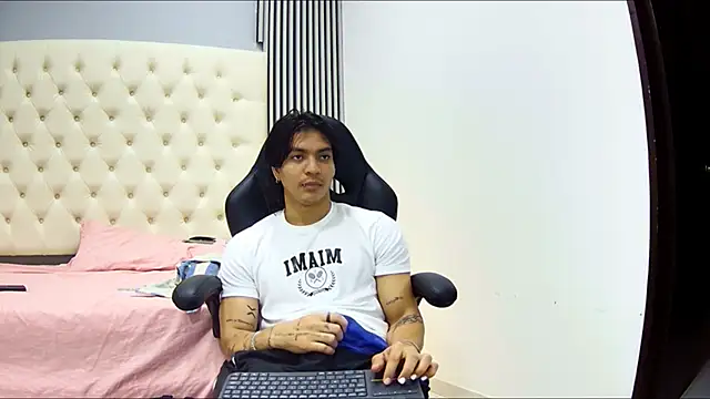 Snapshot of toji_luxxer chatting on 10.22.25 toji luxxer online show from 10.22.25