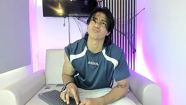 Snapshot of toji_luxxer chatting on 10.25.25 toji luxxer online show from 10.25.25