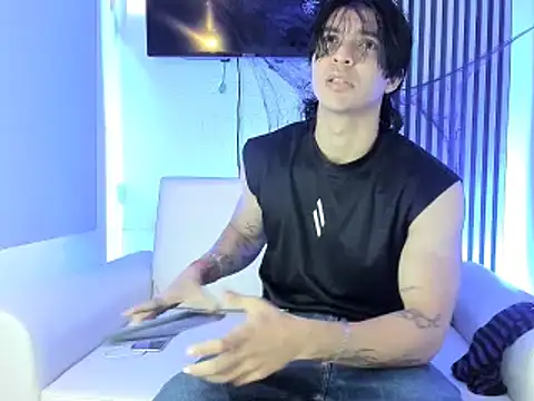 Snapshot of toji_luxxer chatting on 10.27.25 toji luxxer online show from 10.27.25