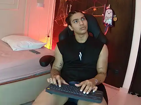 Snapshot of toji_luxxer chatting on 10.30.25 toji luxxer online show from 10.30.25