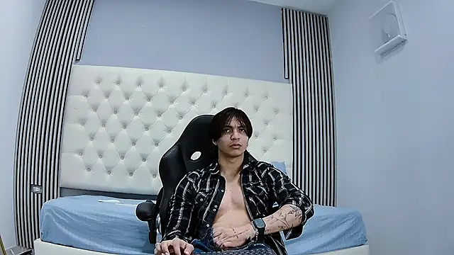 Snapshot of toji_luxxer chatting on 11.04.25 toji luxxer online show from 11.04.25