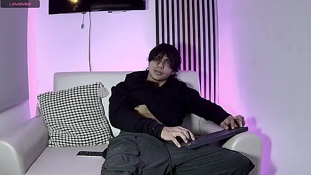 Snapshot of toji_luxxer chatting on 11.06.25 toji luxxer online show from 11.06.25