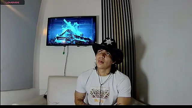 Snapshot of toji_luxxer chatting on 11.11.25 toji luxxer online show from 11.11.25