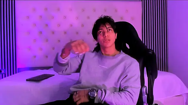 Snapshot of toji_luxxer chatting on 11.11.25 toji luxxer online show from 11.11.25