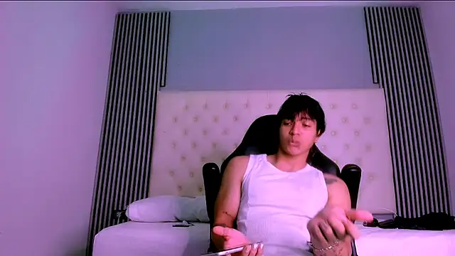 Snapshot of toji_luxxer chatting on 11.13.25 toji luxxer online show from 11.13.25