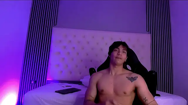 Snapshot of toji_luxxer chatting on 11.14.25 toji luxxer online show from 11.14.25