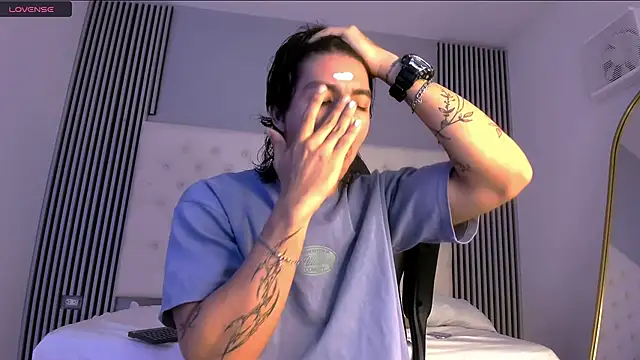 Snapshot of toji_luxxer chatting on 11.17.25 toji luxxer online show from 11.17.25