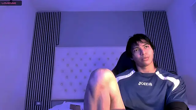 Snapshot of toji_luxxer chatting on 11.19.25 toji luxxer online show from 11.19.25