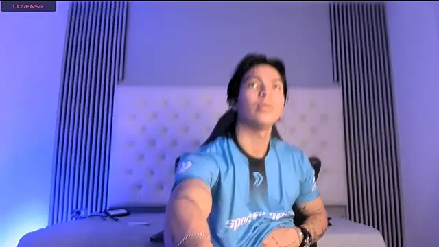 Snapshot of toji_luxxer chatting on 11.26.25 toji luxxer online show from 11.26.25