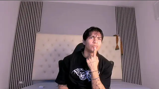 Snapshot of toji_luxxer chatting on 11.28.25 toji luxxer online show from 11.28.25